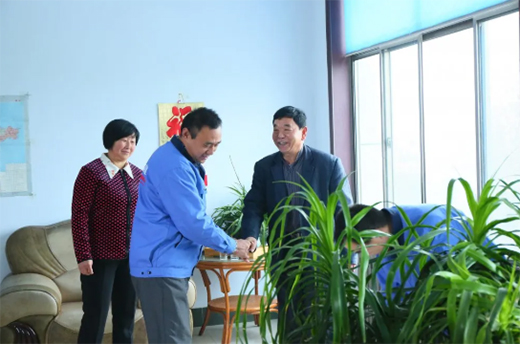 �¾����꣬ʥ��ܘI(y��)�c�㹲ͬŬ��