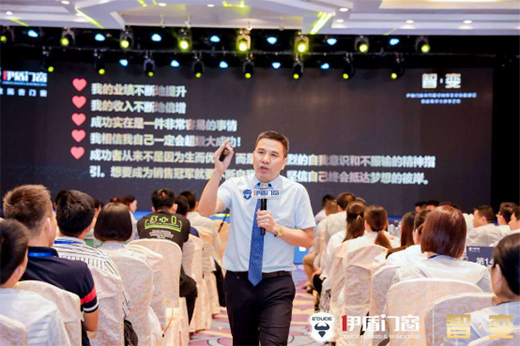 ����ף�R�����T(m��n)���ھŌý�(j��ng)�N�̑�(zh��n)�Է��(hu��)�A�M��Ļ