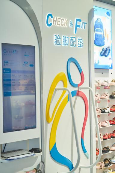 ���ӳ��L(zh��ng)�^���У�һ�p��ͯ����Ь�����㲿����