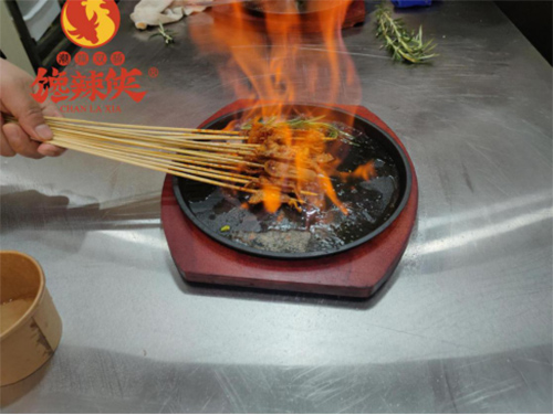 饞辣俠烈火牛肉精選食材追求產(chǎn)品質(zhì)量