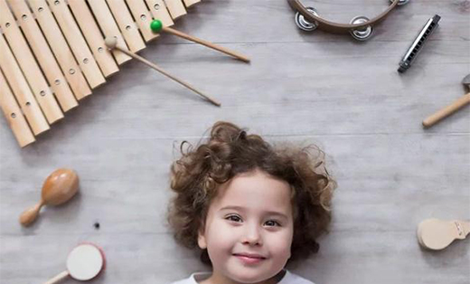 打擊樂器好處多，家長快讓孩子學(xué)起來，音樂感提升顯著