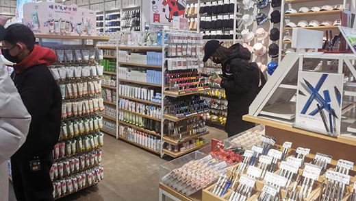 價(jià)格低品質(zhì)佳 國(guó)貨口紅受年輕人熱捧