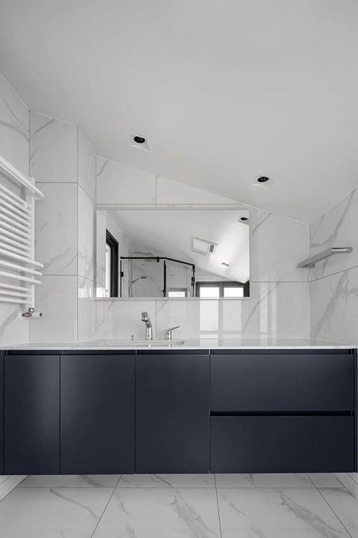 黑白灰+木飾面打造三代同堂的溫馨居所，高級(jí)卻不高冷!