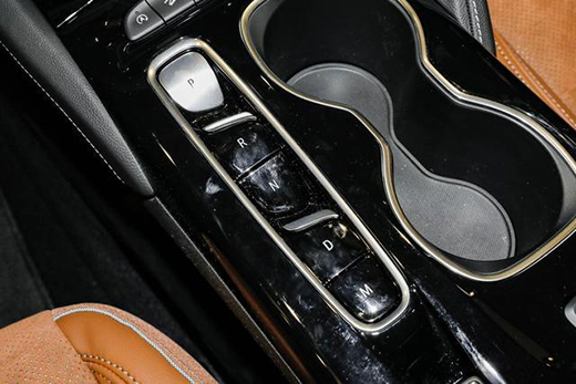 展翼型全LED尾燈，內(nèi)飾“黃金18度”偏置，別克昂科威S