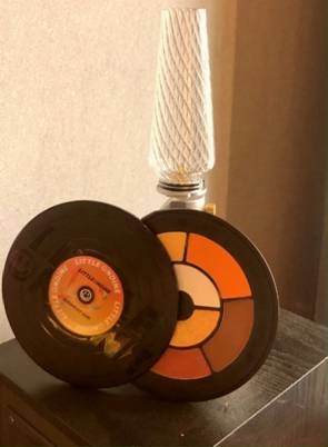 小奧汀「黑膠唱片」眼影盤閃耀上眼 輕松打造爆閃妝容