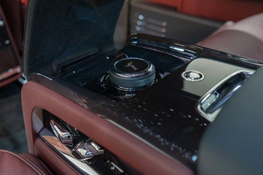 車尾設(shè)計簡潔大氣新LED尾燈勞斯萊斯幻影