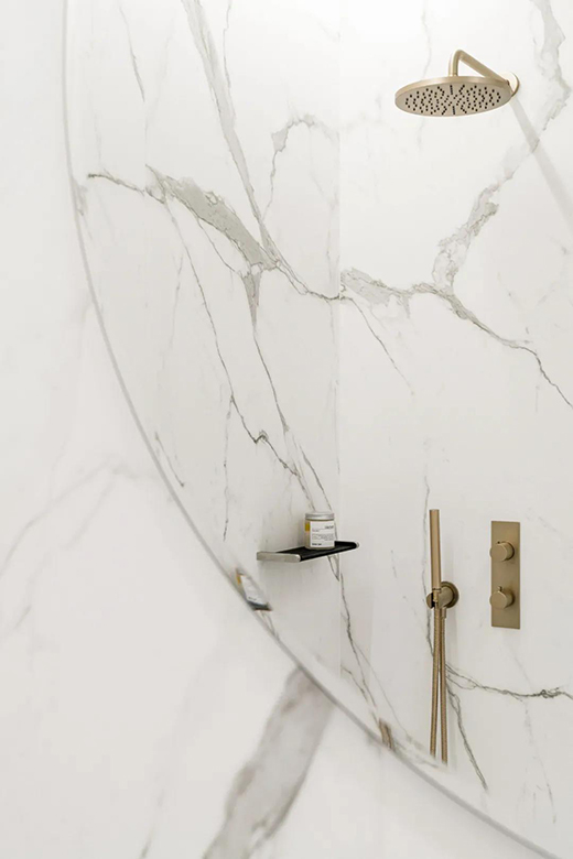 簡(jiǎn)約風(fēng)的兩室一廳，臥室用木飾面做背景太有范了!