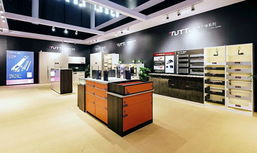 �D����𣺳ɶ����ƼҾ�չ�]Ļ������(d��ng)or�z��?