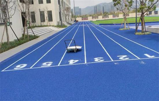 夏季高溫時間段使用塑膠跑道場地對人體有害嗎