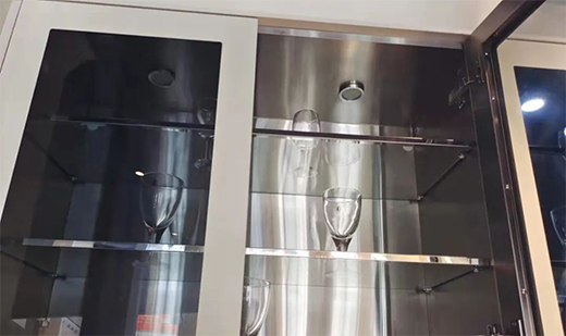 當(dāng)玻璃遇上全鋼，展現(xiàn)廚房的通透視效