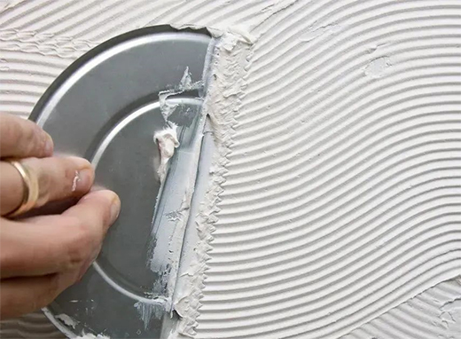 瓷磚背面的瓷磚膠刷得很均勻，為什么瓷磚還會(huì)脫落?