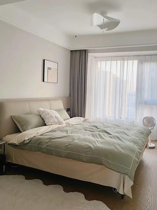 極窄邊頂+簡約藝術(shù)燈，打造高級大方的臥室空間