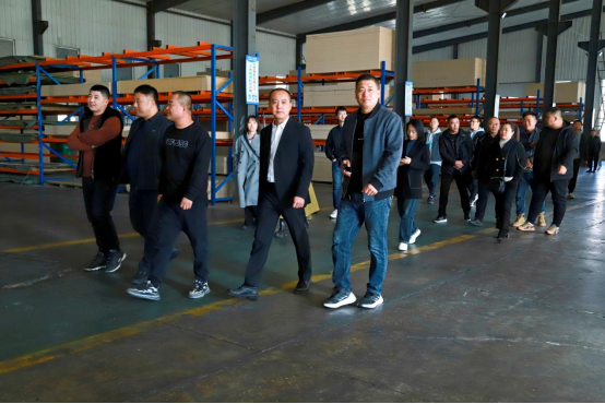 ���I(l��ng)�ҾӰ���Ј�(ch��ng)��һ���佡���Ҿ��У��׳�վ���A�M��Ļ