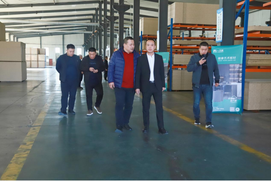 ���I(l��ng)�ҾӰ���Ј�(ch��ng)��һ���佡���Ҿ��У��׳�վ���A�M��Ļ