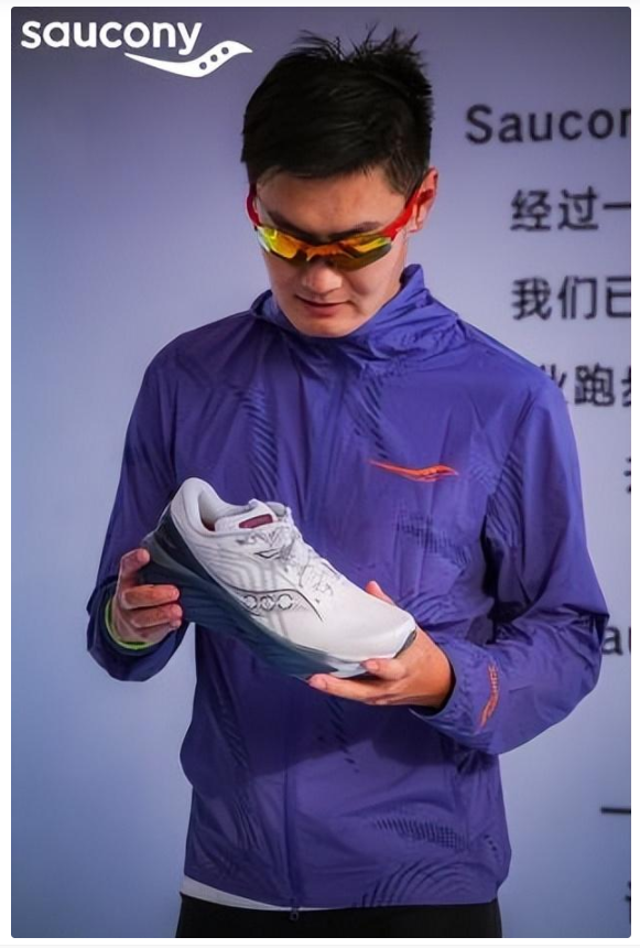 穿索康尼的彭于晏閃現(xiàn)上海機(jī)場