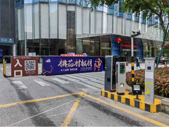 桃花村板材公交車新版廣告上線！引爆一城席卷全國